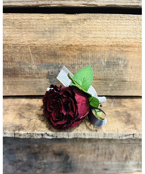 PRESERVED BURGUNDY ROSE BOUTONNIÈRE