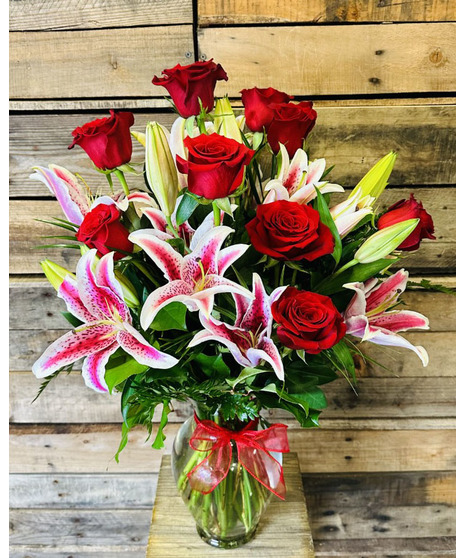 I Love You - roses, starfighter lilies, glass vase 